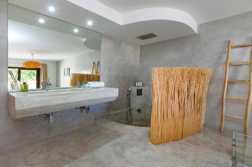 Ένα μπάνιο στο Modern Villa with Seaviws Sleeps 14
