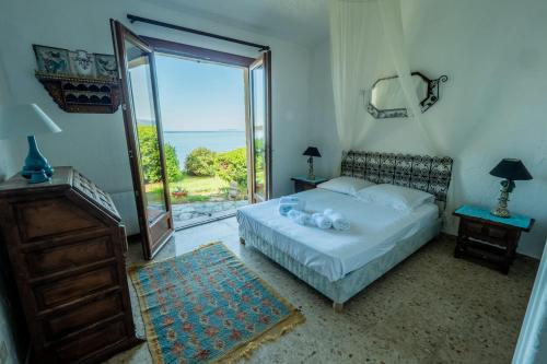 Photo de la galerie de l'établissement Magdalena - Seafront villa private path to beach, à Coti-Chiavari