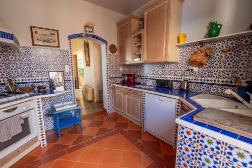 Photo de la galerie de l'établissement Magdalena - Seafront villa private path to beach, à Coti-Chiavari