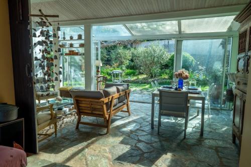 Photo de la galerie de l'établissement Magdalena - Seafront villa private path to beach, à Coti-Chiavari