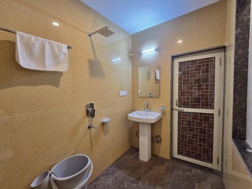 ダルムシャーラにあるAghor Guest Houseの洗面台とトイレ付きのバスルーム