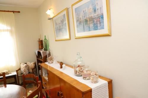 a room with a table with glass vases on it at Bujtina Ethan Perondi in Kuçovë
