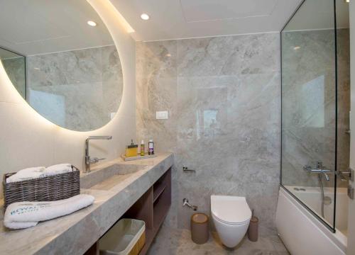 Bilik mandi di Kalyves Royal Villa I "Free"heated pool,gym&seaview