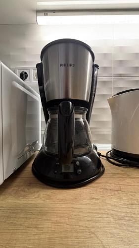 a blender sitting on a counter next to a microwave at Art-déco in Pécs
