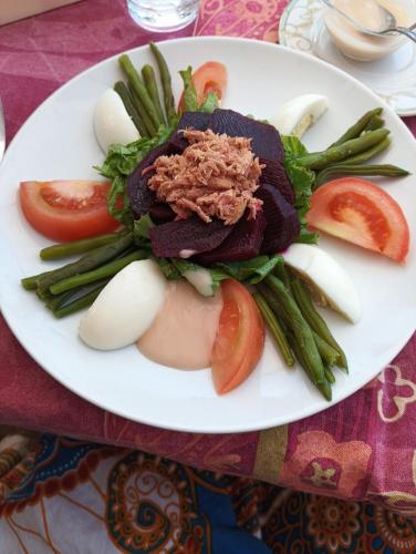 Makanan di atau berdekatan rumah tamu ini