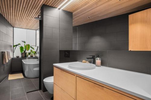 Ένα μπάνιο στο Stay in The Hollywood Hills of Bergen with Breathtaking Views