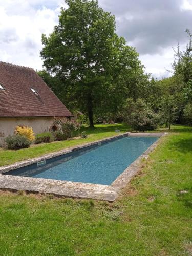 une piscine dans la cour d'une maison dans l'établissement Maison Figuier, à Argent-sur-Sauldre