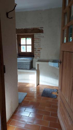 une chambre avec une fenêtre et un sol dans l'établissement Maison Figuier, à Argent-sur-Sauldre