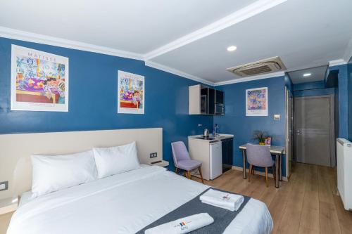 Un dormitorio con una cama y una pared azul. en Butterfly House, en Estambul