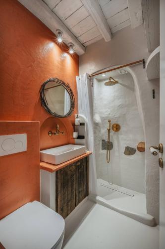 Un baño con inodoro, lavabo y ducha. en My Secret Mojo 1, en Serifos Chora