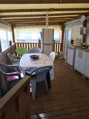 une salle à manger avec une table et des chaises et une cuisine dans l'établissement les marguerites, à Mimizan