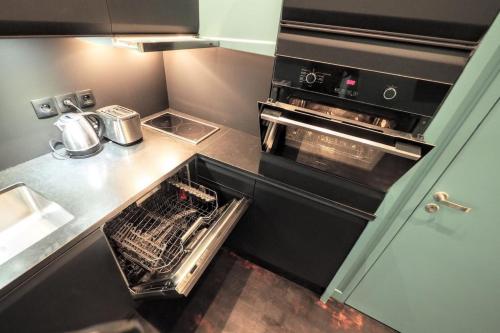 Il comprend une petite cuisine équipée d'un four et d'un évier. dans l'établissement Richelieu ChicSuites, à Paris
