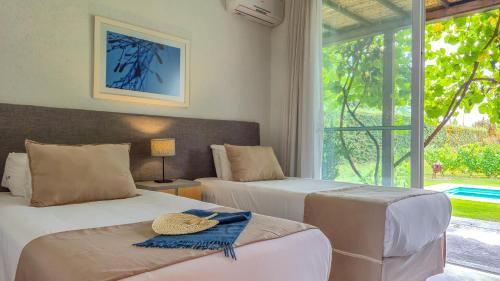 a bedroom with two beds and a window at Villa Mansa in Vistalba
