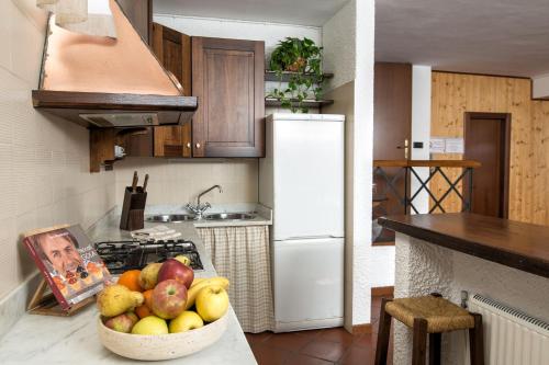 a kitchen with a bowl of fruit on a counter at A casa di Cinzia in Forte dei Marmi