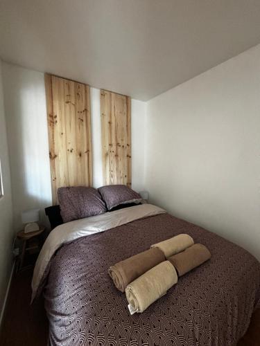 une chambre avec un lit avec deux serviettes dessus dans l'établissement Marclo Appartement Greoux-les-Bains, à Gréoux-les-Bains