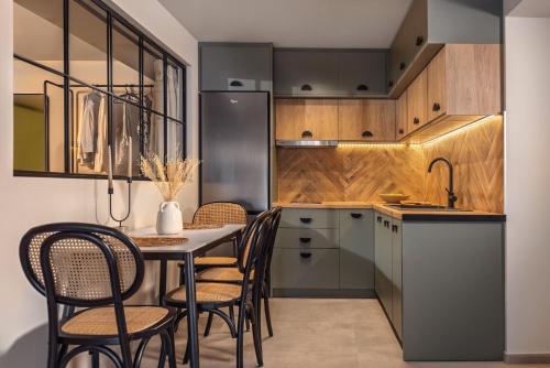 扎金索斯镇Bella Vista Building B - 100m from Solomos Square, by ZanteWize的配有桌椅的厨房和餐厅