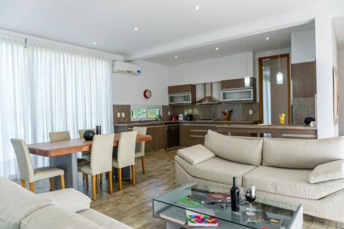 a living room with a couch and a table at Villa Mansa in Vistalba