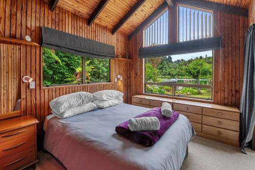 Una cama o camas en una habitación de Lakeside Villa - Lake Rotoiti Holiday Home