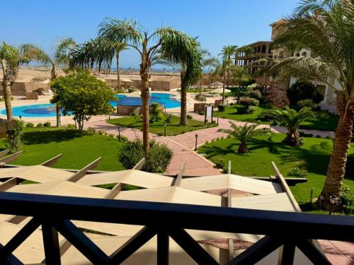 Bazén v ubytování One Bedroom Apartment with Pool View C201 -Al Saraya Sahl Hasheesh by Peaks nebo v jeho okolí