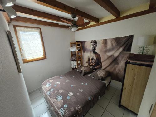 une chambre avec un lit et un tableau au mur dans l'établissement Villa 6p climatisée proche mer piscine equipements nautique, au Barcarès