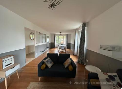 un salon avec un canapé et une table dans l'établissement La Grande Caravelle - 140 m carré sur jardin, à Montrichard