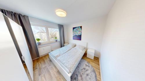 ein Wohnzimmer mit einer Couch und einem Fenster in der Unterkunft Wohlfühlapartment für 5 Personen, Haltestelle der Linie 5 in unmittelbarer Nähe, WLAN in Chemnitz