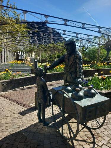 a statue of a man and a child standing next to a table at Hotel Schloßschenke in Idar-Oberstein