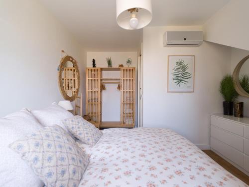 een slaapkamer met een bed en een spiegel bij Blue Horizon Retreat in Playa del Aguila