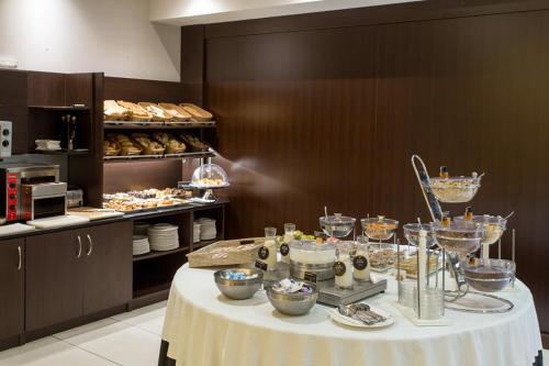 Una mesa en una cocina con un buffet de comida. en Hotel & Spa Villa Olimpica Suites, en Barcelona