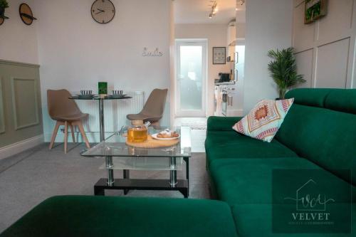 O zonă de relaxare la Spacious 1-Bedroom Home with free private parking