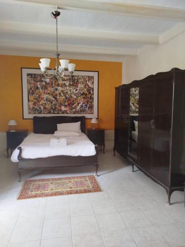 a bedroom with a bed and a painting on the wall at Birgu Heritage Treasure 2 in Birgu