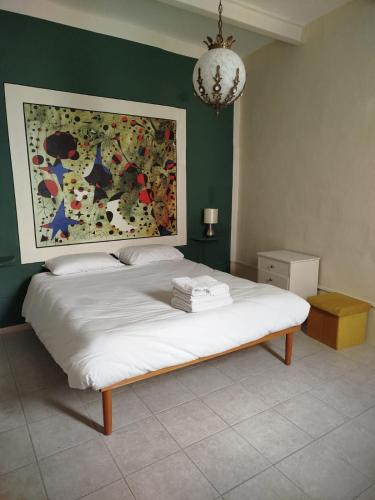 a bed in a bedroom with a painting on the wall at Birgu Heritage Treasure 2 in Birgu