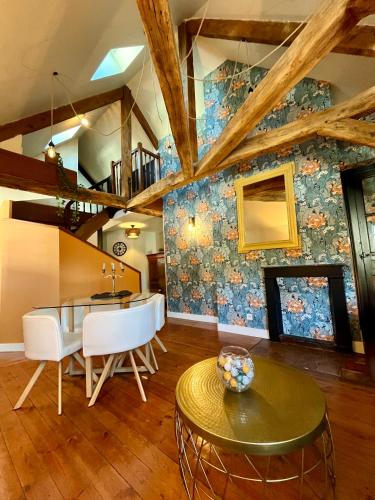 un salon avec une table et une salle à manger dans l'établissement Le Gatsby - Duplex art déco au coeur de Blois, à Blois