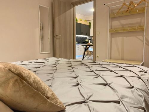 a large bed in a room with a kitchen at Mocha Luxury Residence in Spáta