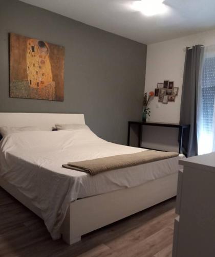 une chambre avec un lit et un tableau au mur dans l'établissement villa zen en provence, à Velleron