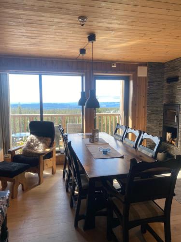 a dining room with a large wooden table and chairs at Sjusjøen Hytteutleie AS in Sjusjøen