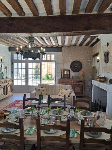 une grande salle à manger avec une table et des chaises dans l'établissement Chambres d'Hôtes L'Ecu, à Preuilly-sur-Claise