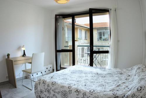 une chambre avec un lit, un bureau et une fenêtre dans l'établissement Calif76 Family Oasis 6 pers 3Ch Nice Close to Beach, à Nice