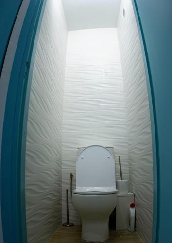 La salle de bains est pourvue de toilettes blanches voûtées. dans l'établissement Calif76 Family Oasis 6 pers 3Ch Nice Close to Beach, à Nice