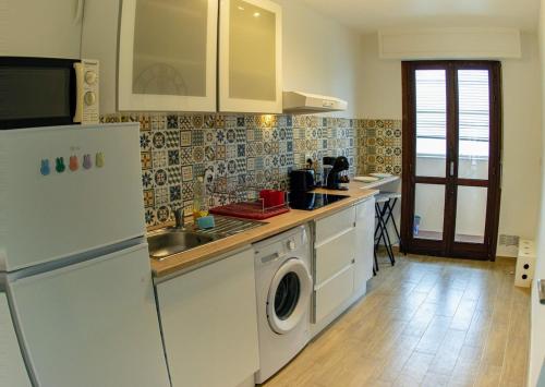 une cuisine avec un réfrigérateur et une machine à laver dans l'établissement Calif76 Family Oasis 6 pers 3Ch Nice Close to Beach, à Nice