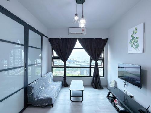 a room with a bed and a large window at 适合全家入住 Jesselton Quay高楼层日落景公寓 近Suria & Gaya街 Perfect for Families High-Floor Sunset Condo at Jesselton Quay Near Suria and Gaya Street in Kota Kinabalu