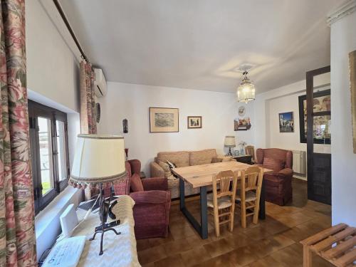 La Casita del Corralon في غرناطة: غرفة معيشة بها طاولة وأريكة