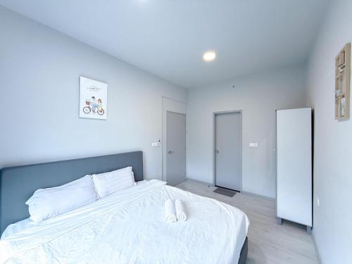 a bedroom with a large white bed with two white pillows at 适合全家入住 Jesselton Quay高楼层日落景公寓 近Suria & Gaya街 Perfect for Families High-Floor Sunset Condo at Jesselton Quay Near Suria and Gaya Street in Kota Kinabalu