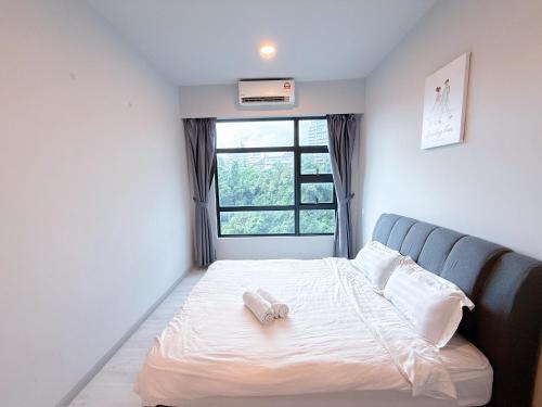 a bedroom with a bed and a window at 适合全家入住 Jesselton Quay高楼层日落景公寓 近Suria & Gaya街 Perfect for Families High-Floor Sunset Condo at Jesselton Quay Near Suria and Gaya Street in Kota Kinabalu