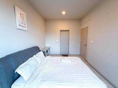 a bedroom with a large bed in a room at 适合全家入住 Jesselton Quay高楼层日落景公寓 近Suria & Gaya街 Perfect for Families High-Floor Sunset Condo at Jesselton Quay Near Suria and Gaya Street in Kota Kinabalu