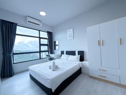 a bedroom with a white bed and a large window at 适合全家入住 Jesselton Quay高楼层日落景公寓 近Suria & Gaya街 Perfect for Families High-Floor Sunset Condo at Jesselton Quay Near Suria and Gaya Street in Kota Kinabalu