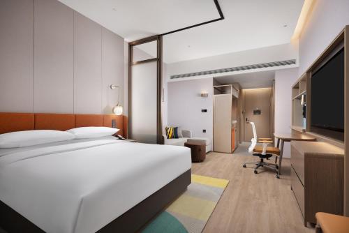 Postel nebo postele na pokoji v ubytování Home2 Suite by Hilton Fuyang Taihe