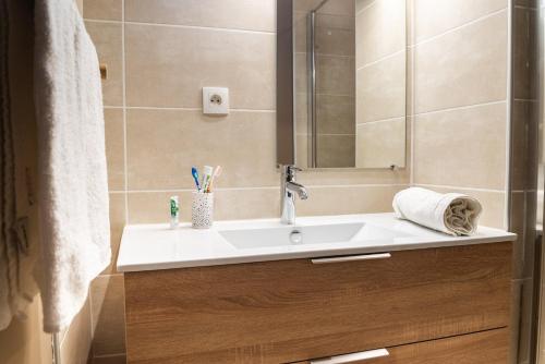 a bathroom with a sink and a mirror at Village de Gîtes de La Canourgue in La Canourgue