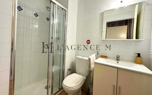 une salle de bain avec toilettes, lavabo et douche dans l'établissement Studio Pinea Les pieds dans l'eau CALVI, à Calvi