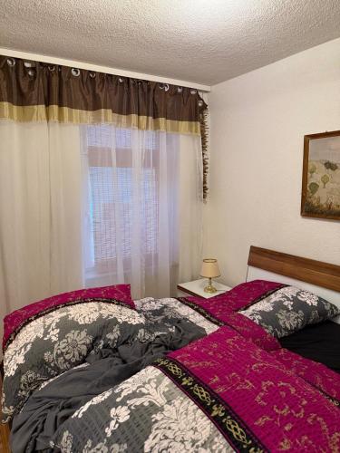 Un dormitorio con dos camas y una ventana. en Ferienwohnung in Thale, en Thale